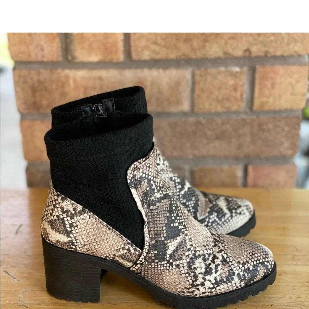 Qupid Black & Tan Faux Snakeskin Sock Ankle Chunky Blick Heel Boots Size 7